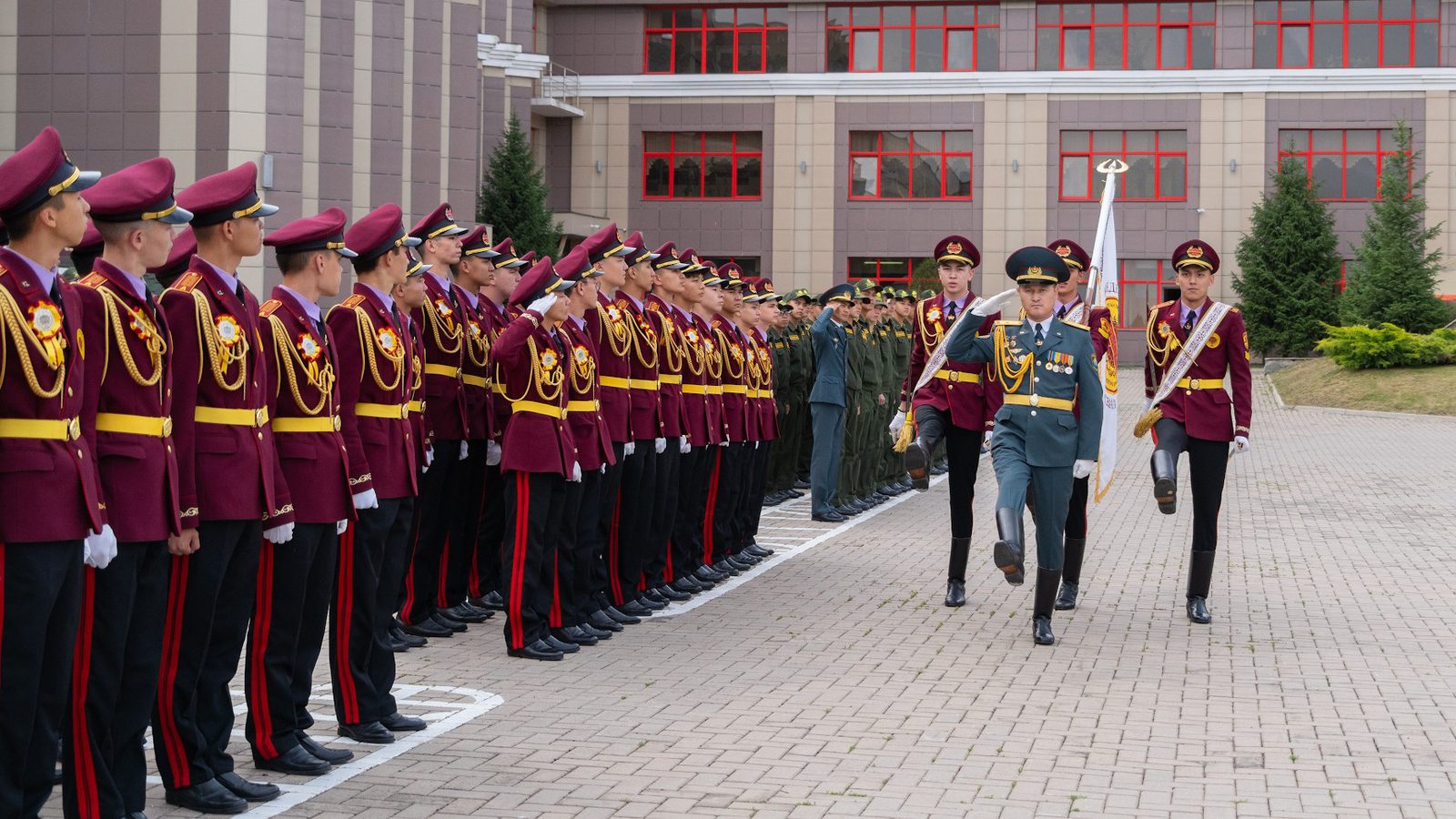 Строй лицеистов «Арыстан» на плацу лицея